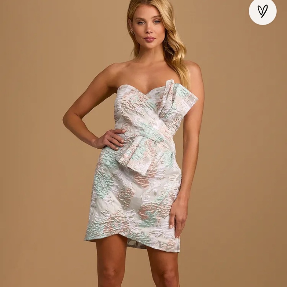Lulu’s floral mini dress never worn